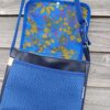 Sac bandoulière Petit Sullivan en simili cuir marine et coton enduit fleurs bleues – Image 6