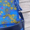 Sac bandoulière Petit Sullivan en simili cuir marine et coton enduit fleurs bleues – Image 7