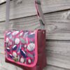 Sac bandoulière Petit Sullivan en simili cuir bordeaux et coton enduit rose – Image 4