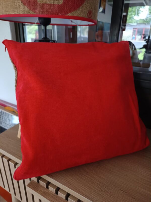 Coussin Jejeeh en toile de jute et en velours rouge – Image 3