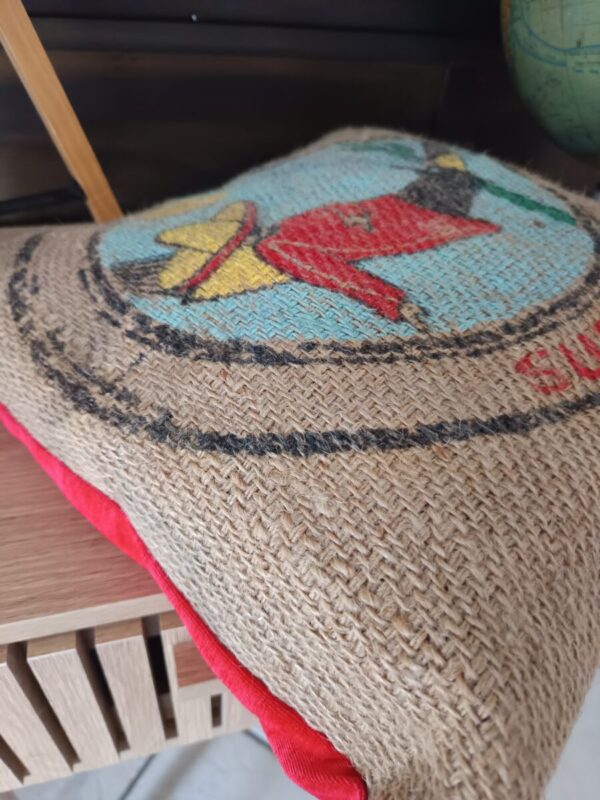 Coussin Jejeeh en toile de jute et en velours rouge – Image 4